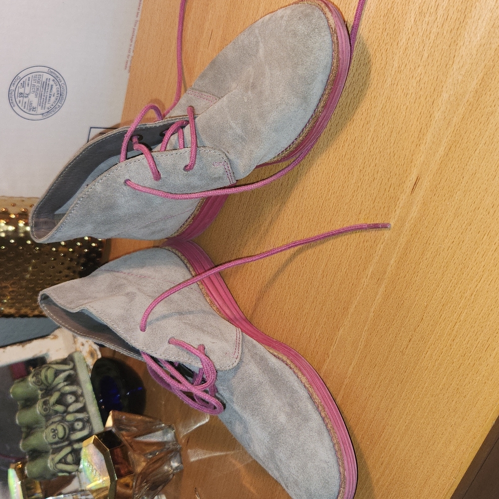 Cole Haan Chukkas size 5B gray suede. pink sole - Picture 7 of 7